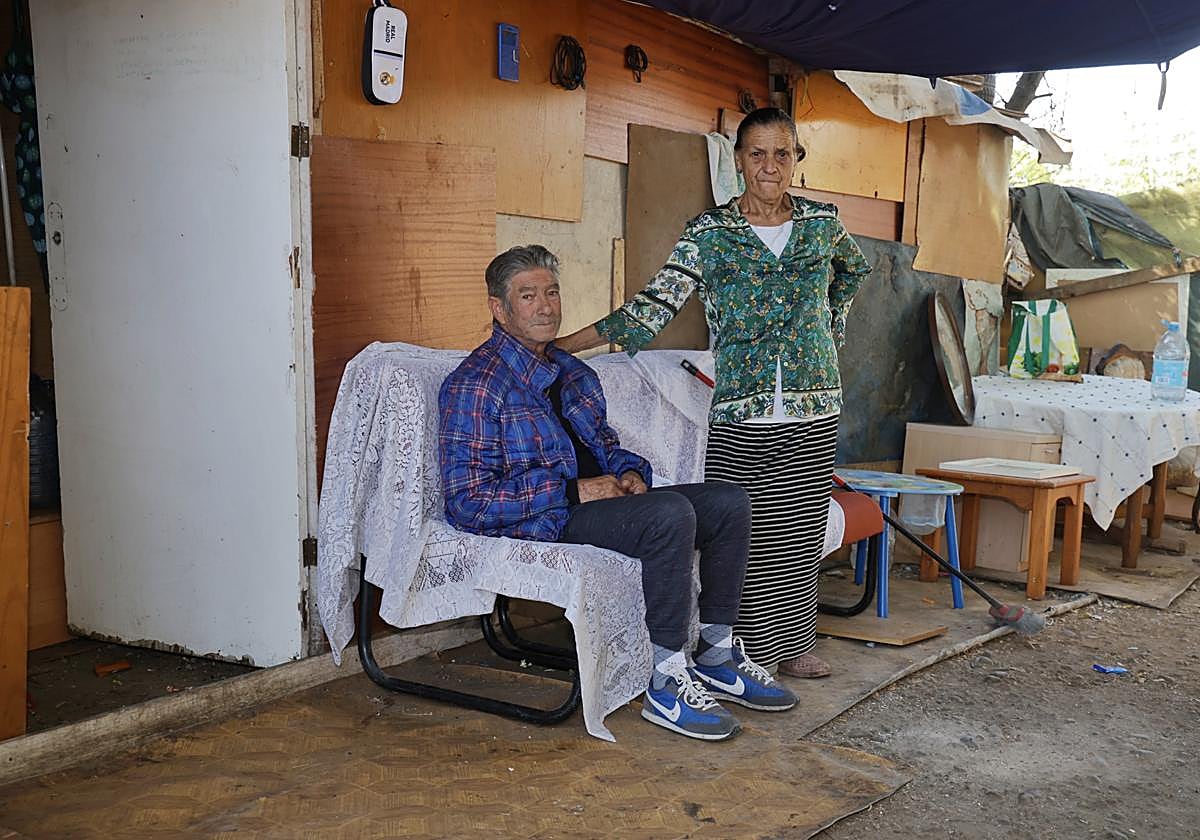 Manuel Barrul y su mujer María Ángeles (hijo y nuera de los fundadores del poblado de Juana Jugan) en la puerta de su casa.