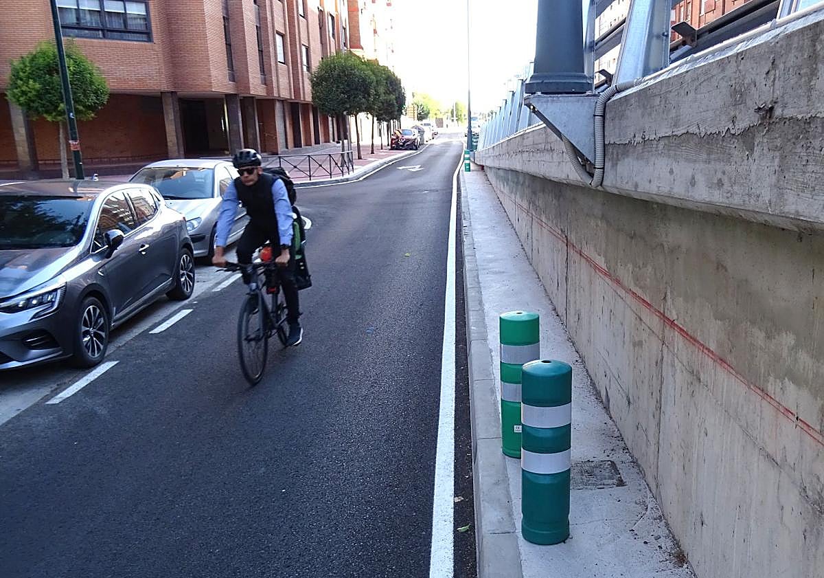 Imagen principal - Arriba, los bolardos colocados bajo la base de una de las farolas del lado del tablero del viaducto que mira a Delicias. Debajo, a la izquierda, los que protegen la base que casi toca la acera. A la derecha, detalle del soporte.
