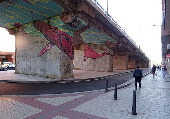 El viaducto, de lado de Delicias, con sus vanos urbanizados con bordillos elevados para evitar el estacionamiento de vehículos.