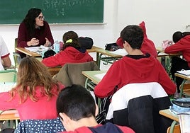 Una profesora imparte clase a alumnos de un colegio de la capital segoviana.