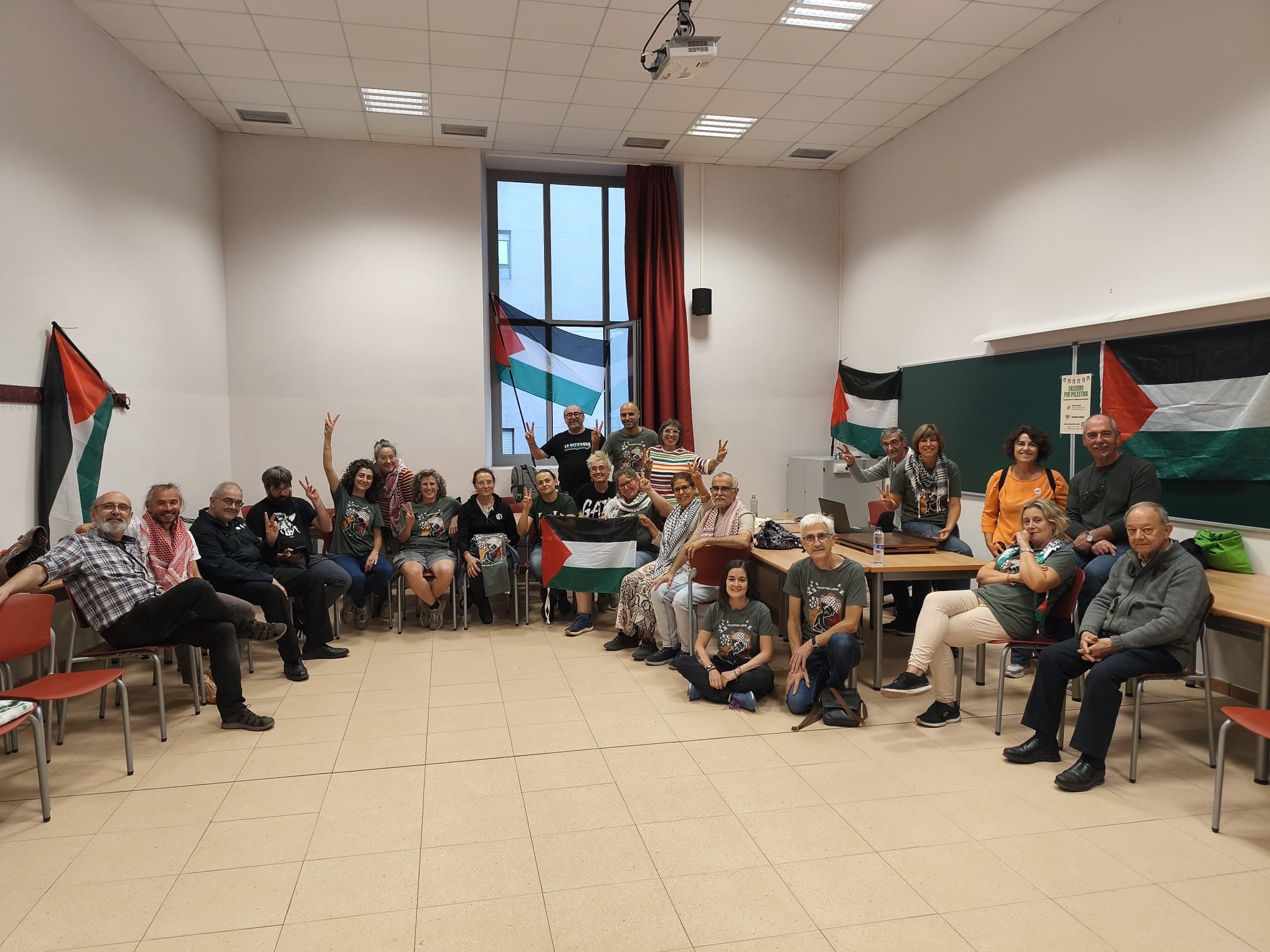 Imagen de los estudiantes encerrados en el aula 208 de la Facultad de Derecho.