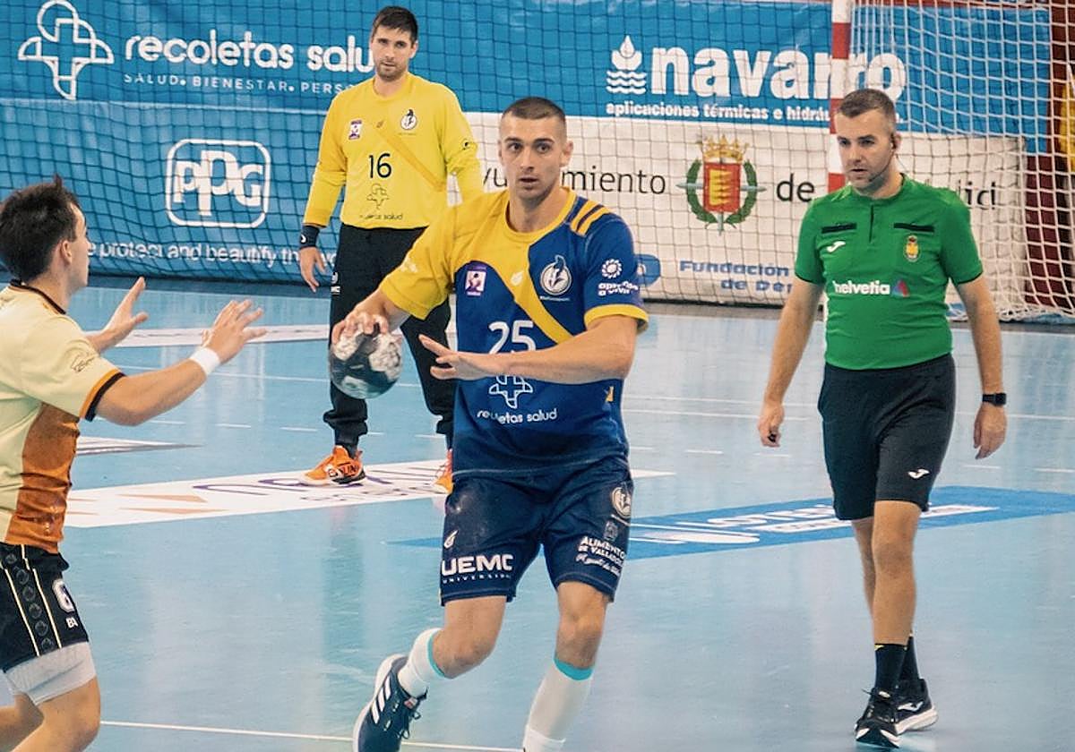 Rares busca la jugada, durante el choque con el BM Guadalajara.