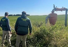 Guardias civiles inspeccionan una explotación agrícola de la provincia de Valladolid.