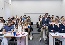El profesor Óscar Martínez junto a sus alumnos de IE University Segovia.