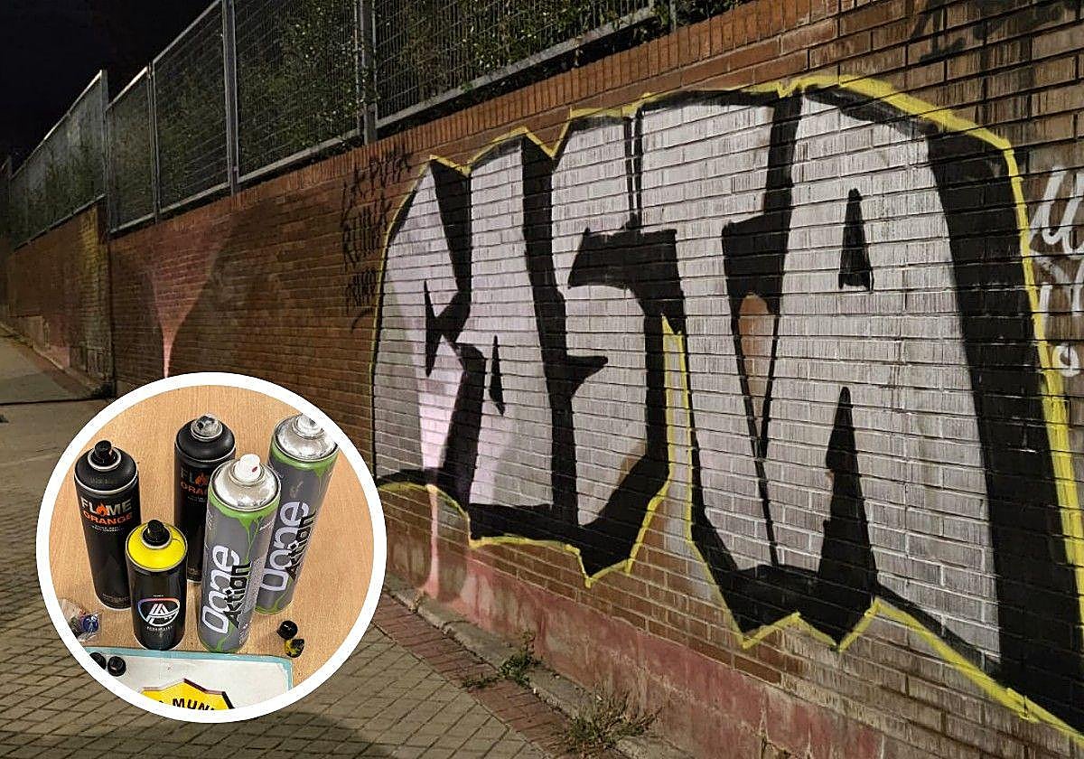 Pintada que realizó el joven y aerosoles intervenidos por la Policía Municipal.