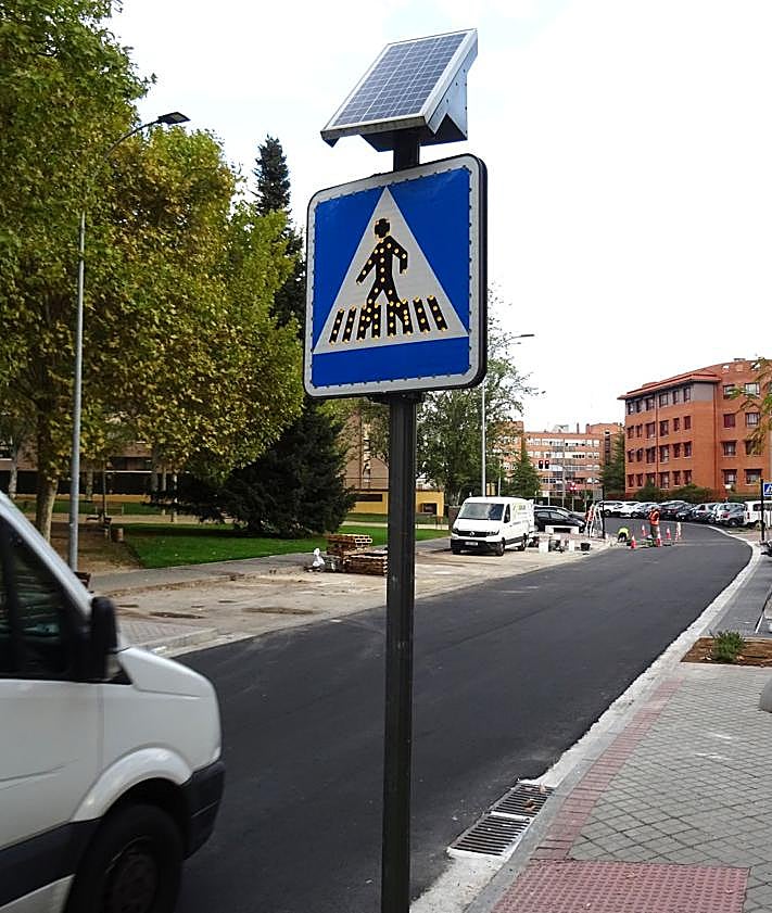 Imagen secundaria 2 - Arriba, colocación del paso inteligente de Manuel Silvela y detalle del nuevo panel de la señal (debajo a la izquierda). A la derecha, la señal luminosa tradicional que marca la presencia del segundo paso de cebra aún sin pintar para peatones y ciclistas.