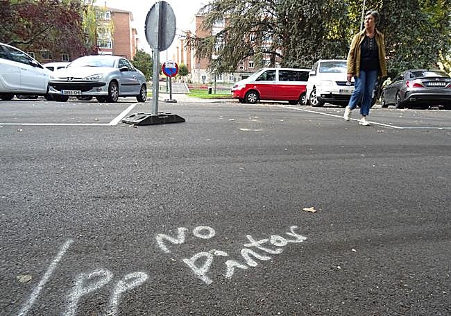 Marca a las puertas de la iglesia del Cuatro de Marzo, en la plaza del Doctor Quemada, donde se instalará un nuevo paso de cebra.