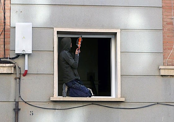 Un trabajador de la construcción desarrolla su labor en un edificio de Segovia.