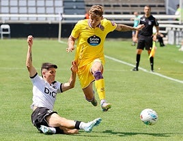 Garri supera a un rival del Burgos CF, en el encuentro disputado en El Plantío en pretemporada.