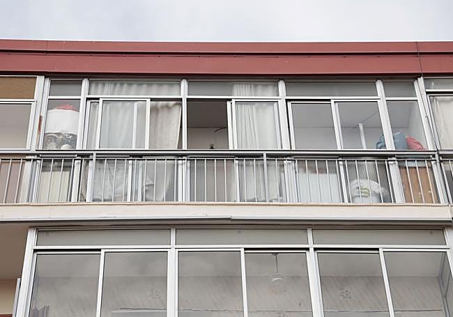 Enseres en las galerias del número 32 de la calle Goya.