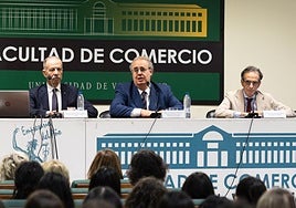 El embajador de Palestina en España, Husni Abdel Wahed, acompañado por el decano de la Facultad de Comercio, José Antonio Salvador Insúa y por el profesor Ángel de Prado Moura.