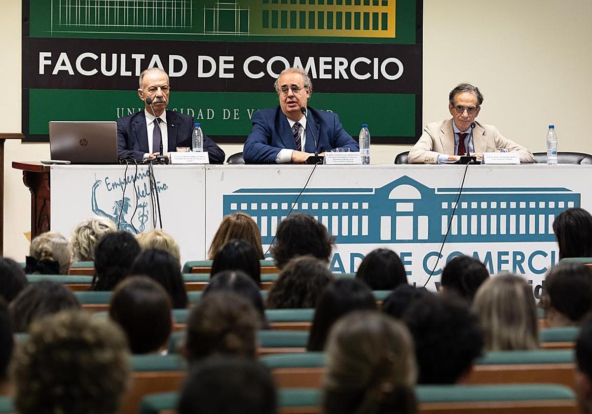 El embajador de Palestina en España, Husni Abdel Wahed, acompañado por el decano de la Facultad de Comercio, José Antonio Salvador Insúa y por el profesor Ángel de Prado Moura.