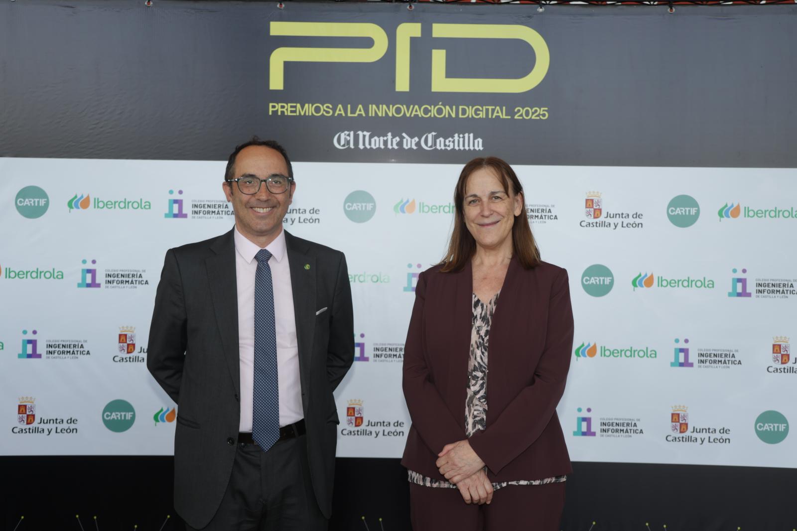 Andrés Velarde, Coronel Guardia Civil, y Navidad Santiago, directora del Banco de España en Valladolid.