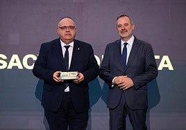 Alejandro Vázquez, consejero de Sanidad, y Ángel Ortiz, director de El Norte.