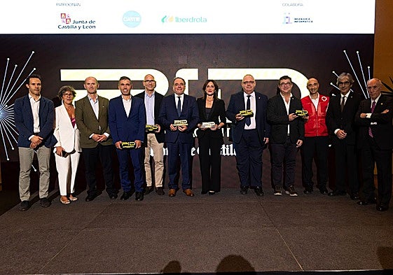 Antonio Ibáñez, director general de Telecomunicaciones y Administración Digital de la Junta de Castilla y León, Charo López, de El Norte, Miguel Calvo, delegado Institucional de Iberdrola, Luis Velasco, responsable de Desarrollo de Negocio de Blue Connecting Emotion, Pablo Blanco Tazón, responsable de Mejora Continua de Iveco Valladolid, Julio César Miguel Pérez, presidente de AETICAL, Teresa Pernía, de la agencia Strategia & Comunicación, Alejandro Vázquez Ramos, consejero de Sanidad de la Junta de Castilla y León, Juan José Zancada, presidente de Cruz Roja Valladolid, Fernando Andrade, responsable del proyecto Innoveas de Cruz Roja, Benjamín Sahelices Fernández, Decano del Colegio de Ingeniería Informática de Castilla y León y Ramón Perán, director general de Cartif.