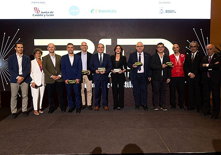 Antonio Ibáñez, director general de Telecomunicaciones y Administración Digital de la Junta de Castilla y León, Charo López, de El Norte, Miguel Calvo, delegado Institucional de Iberdrola, Luis Velasco, responsable de Desarrollo de Negocio de Blue Connecting Emotion, Pablo Blanco Tazón, responsable de Mejora Continua de Iveco Valladolid, Julio César Miguel Pérez, presidente de AETICAL, Teresa Pernía, de la agencia Strategia & Comunicación, Alejandro Vázquez Ramos, consejero de Sanidad de la Junta de Castilla y León, Juan José Zancada, presidente de Cruz Roja Valladolid, Fernando Andrade, responsable del proyecto Innoveas de Cruz Roja, Benjamín Sahelices Fernández, Decano del Colegio de Ingeniería Informática de Castilla y León y Ramón Perán, director general de Cartif.