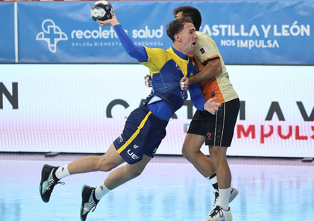 Alejandro Pisonero lanza en seis metros.