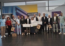 Los premiados porl a APDV posan en las instalaciones de Vasa Arroyo.