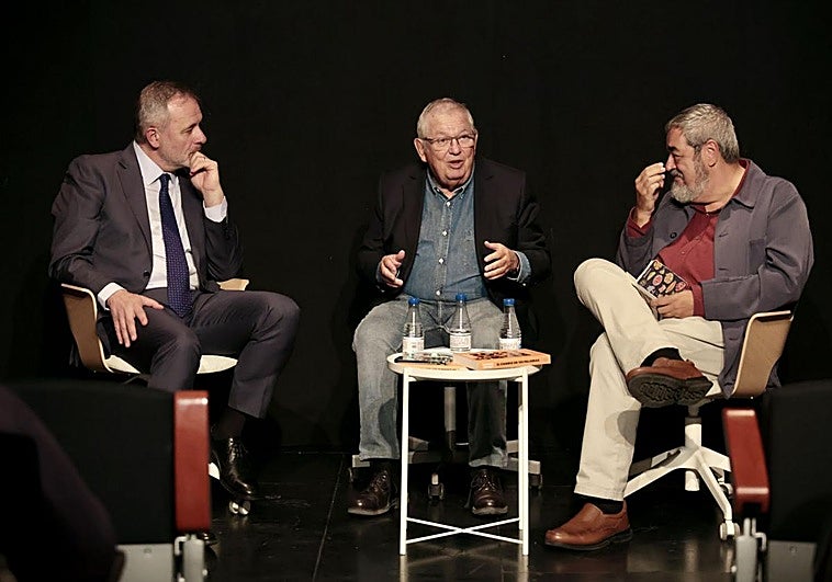 Ángel Ortiz (i), Fernando Jáuregui y Carlos Aganzo.