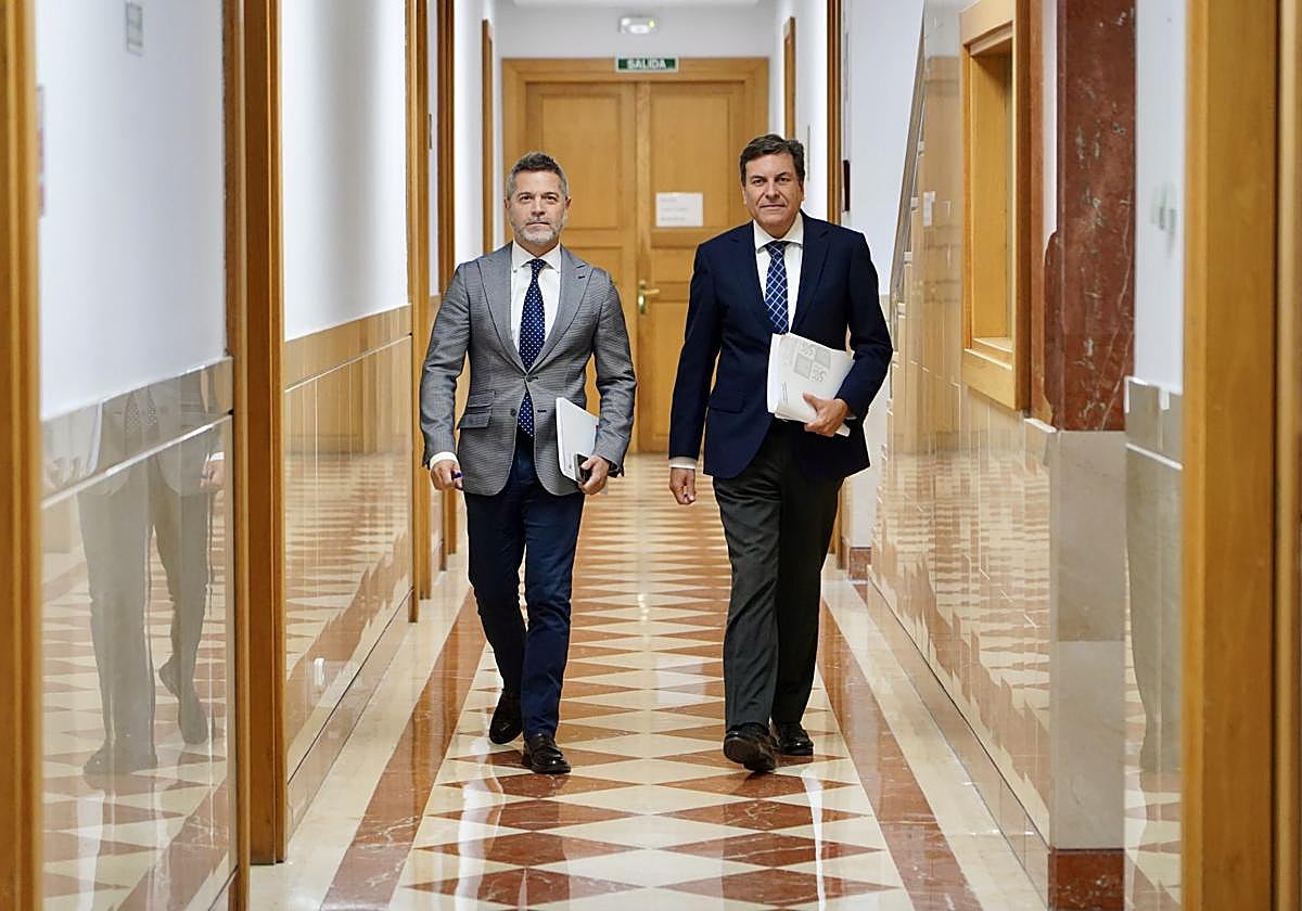 El consejero de Economía, Carlos Fernández Carriedo, se dirige a la rueda de prensa posterior al Consejo de Gobierno.