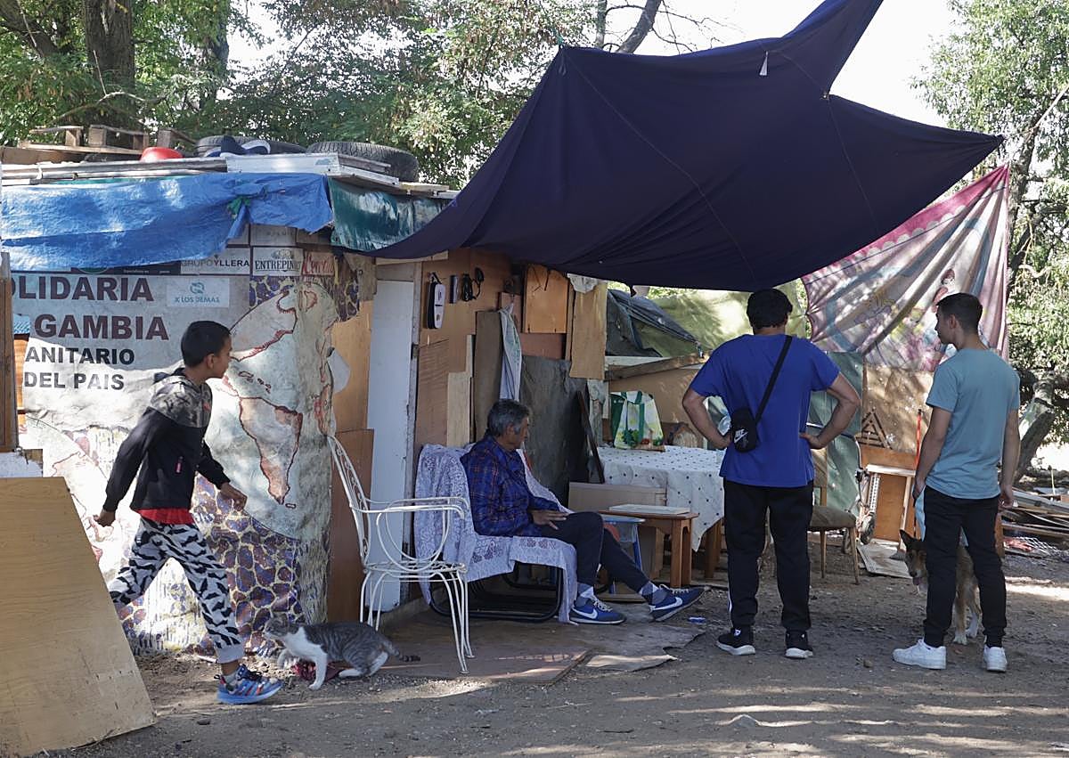 Imagen secundaria 1 - Interior de las chabolas de Juana Jugan y sus habitantes a las puertas de una de ellas (debajo a la izquierda).