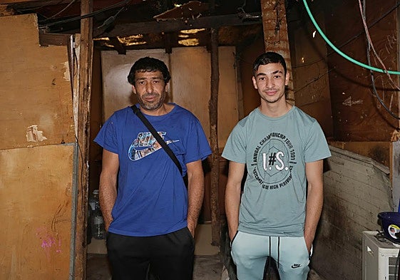 Raúl Hernández junto a uno de sus cuatro hijos en la su chabola de Juana Jugan.