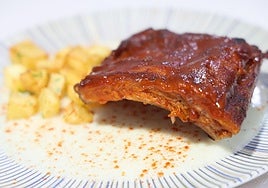 Costillas con salsa de barbacoa casera, parmentier de patata y patatas caseras.