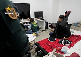 El principal investigado, de origen brasileño, en su vivienda de San Vicente de la Barquera.