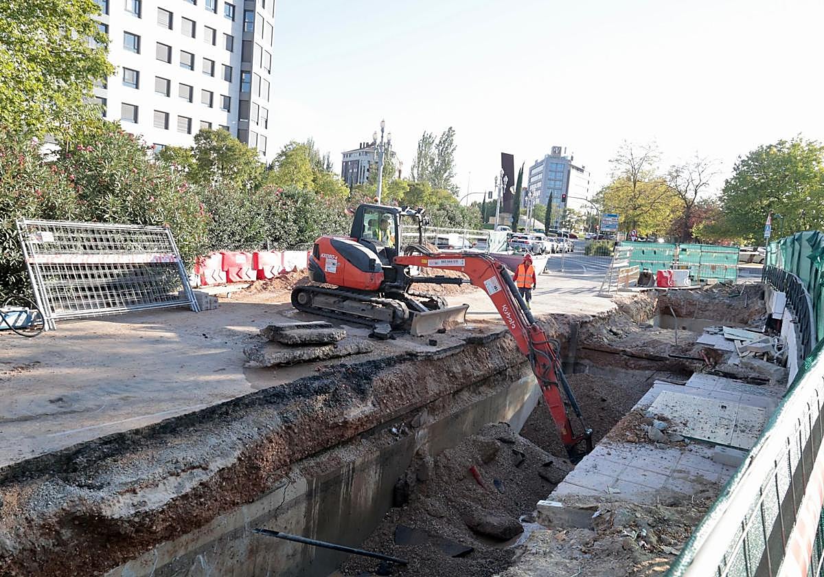 Obras de desmantelamiento de la gasolinera situada junto al centro comercial Vallsur.