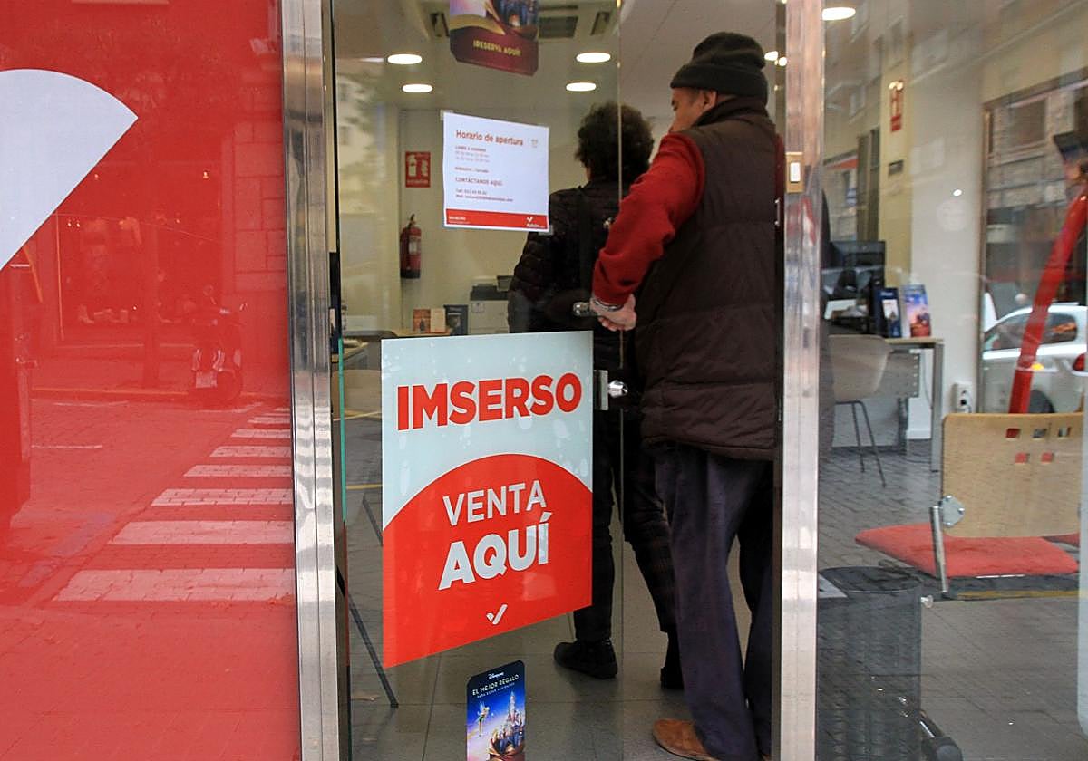 Dos personas entran en una agencia que ofrece viajes del Imserso.