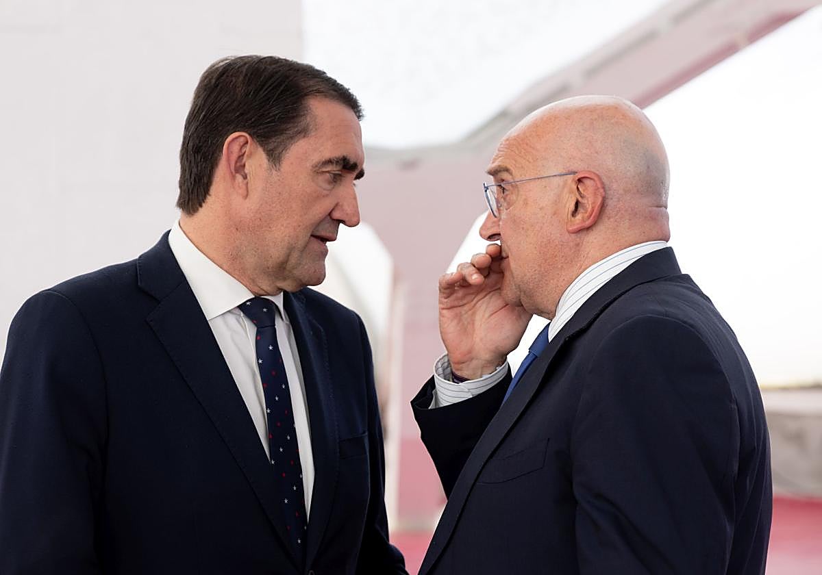 El consejero Suárez-Quiñones y el alcalde Jesús Julio Carnero comparte confidencias el día que se reunió la Sociedad Alta Velocidad que se creo para la integración y el ministro Óscar Puente planteó la disolución por la oposición del Ayuntamiento al proyecto.