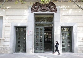 Una alumna entrando en la Facultad de Medicina.