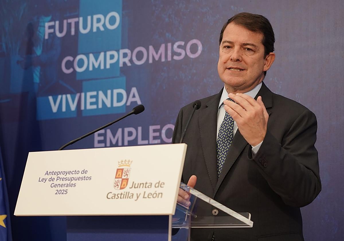 El presidente de la Junta, Alfonso Fernández Mañueco, durante la presentación del Anteproyecto de Ley de Presupuestos para 2025 hace un año..