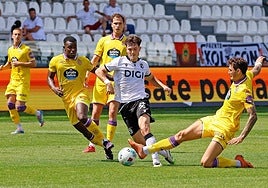 Juric corta un avance del Burgos durante el partido amistoso disputado por el Real Valladolid en El Plantío el pasado 9 de agosto