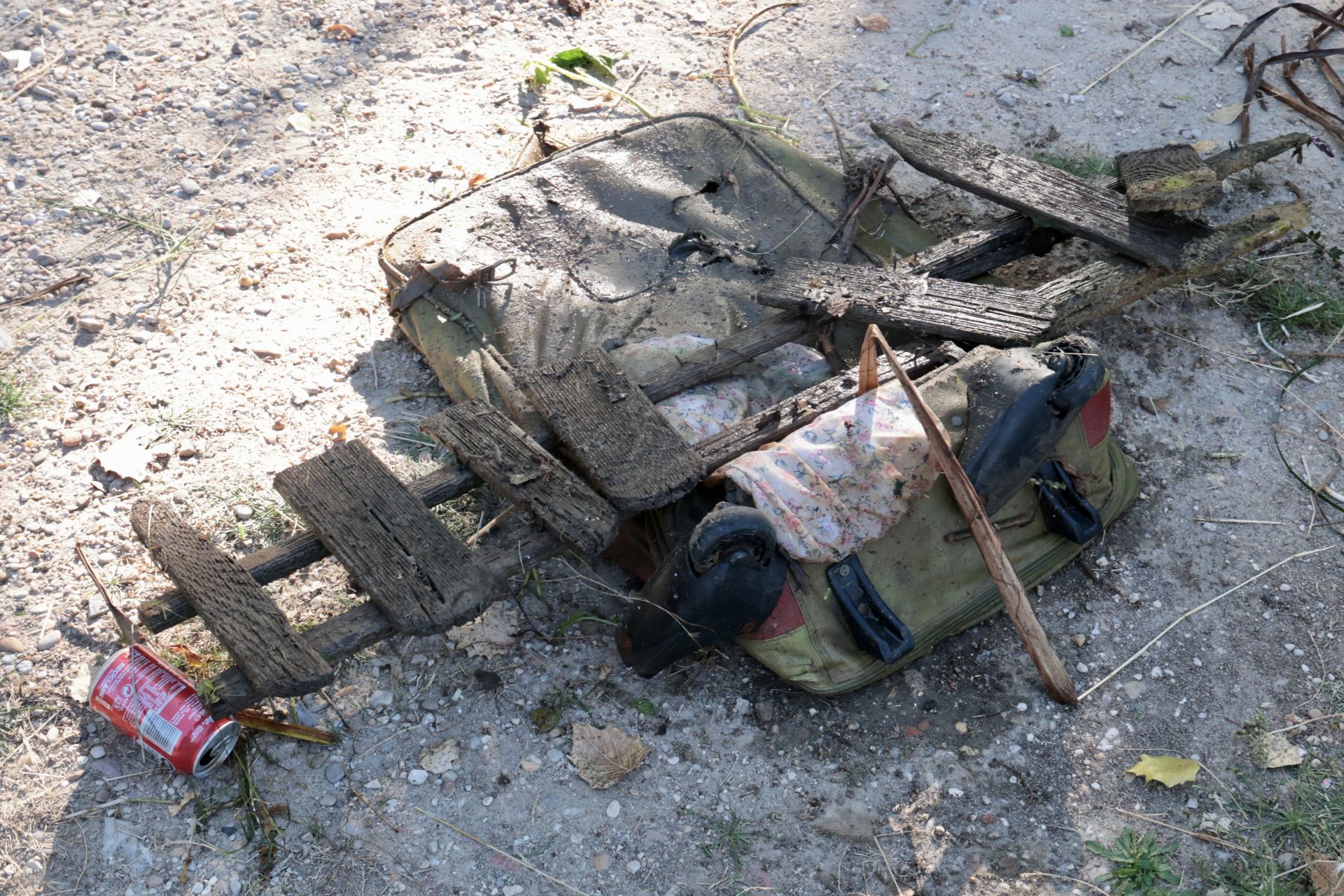 La limpieza de las antiguas aceñas del Puente Mayor, en imágenes