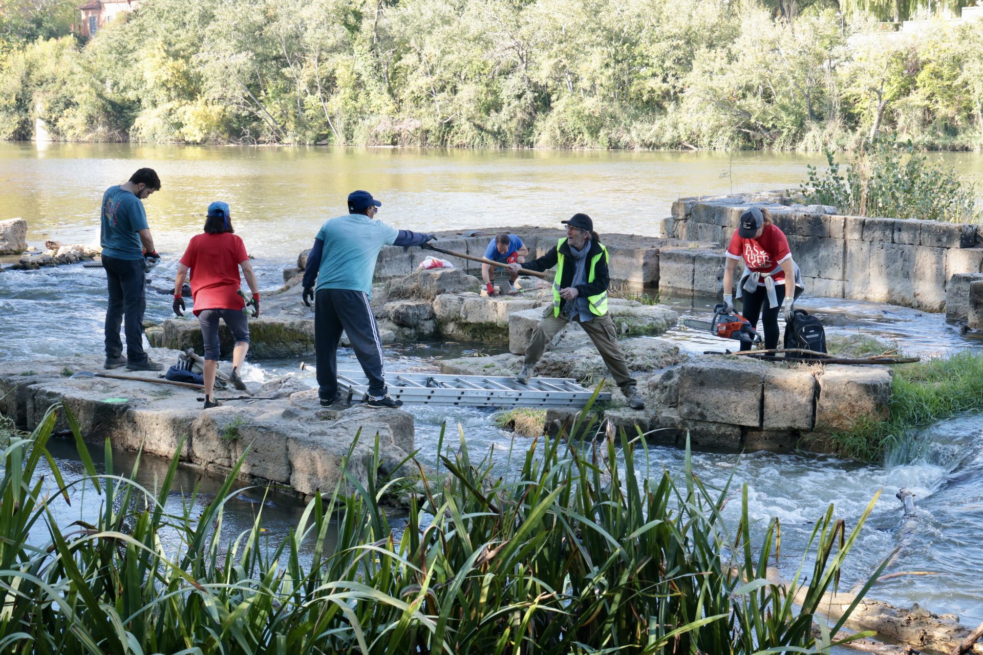 La limpieza de las antiguas aceñas del Puente Mayor, en imágenes