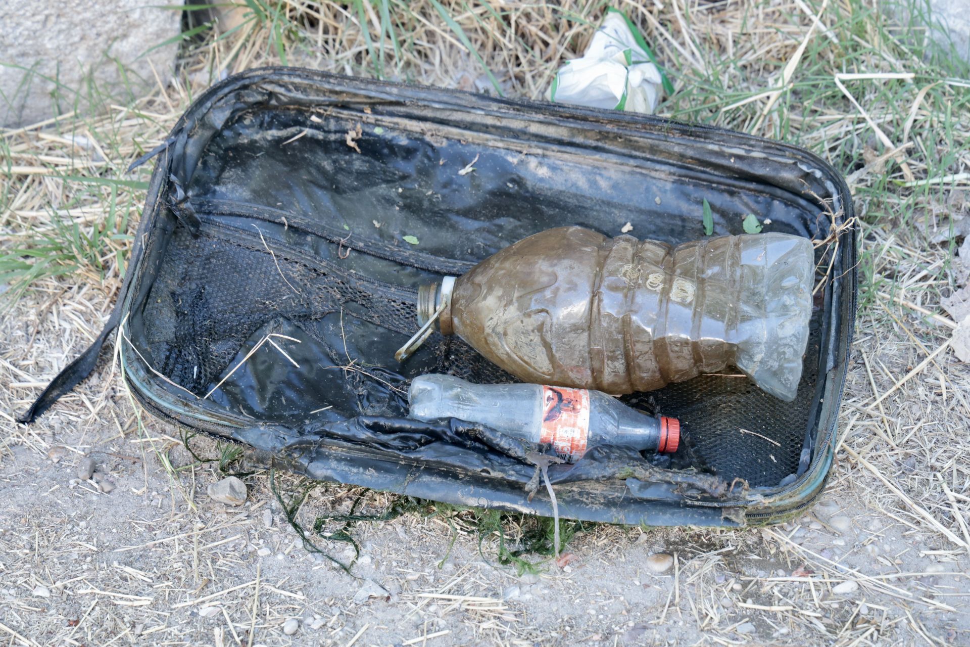 La limpieza de las antiguas aceñas del Puente Mayor, en imágenes