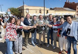 Cristina Solís, gerente de la Ruta del Vino Rueda; Sonia Alonso, diputada provincial; David López, teniente de alcalde del Ayuntamiento de Rueda; Víctor Alonso, vicepresidente de la Diputación de Valladolid; Carlos Yllera, presidente de la D.O. Rueda; José Ignacio Pérez, alcalde de Rueda; Santiago Mora, director general de la D.O. Rueda; Manuel Salgado, El Norte; Arancha Zamácola, prensa D.O. Rueda, y Moisés Santana, diputado provincial.