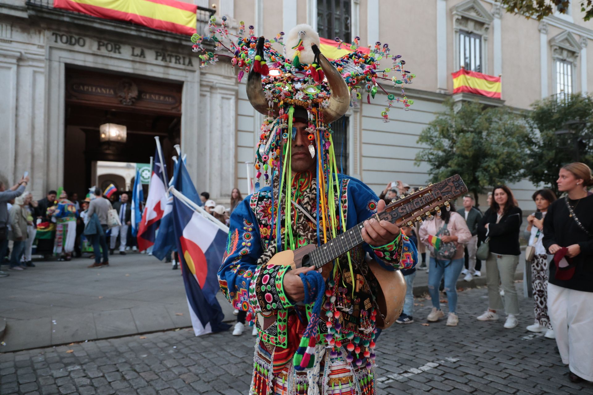 Las imágenes del desfile de banderas en Valladolid y el festival hispánico