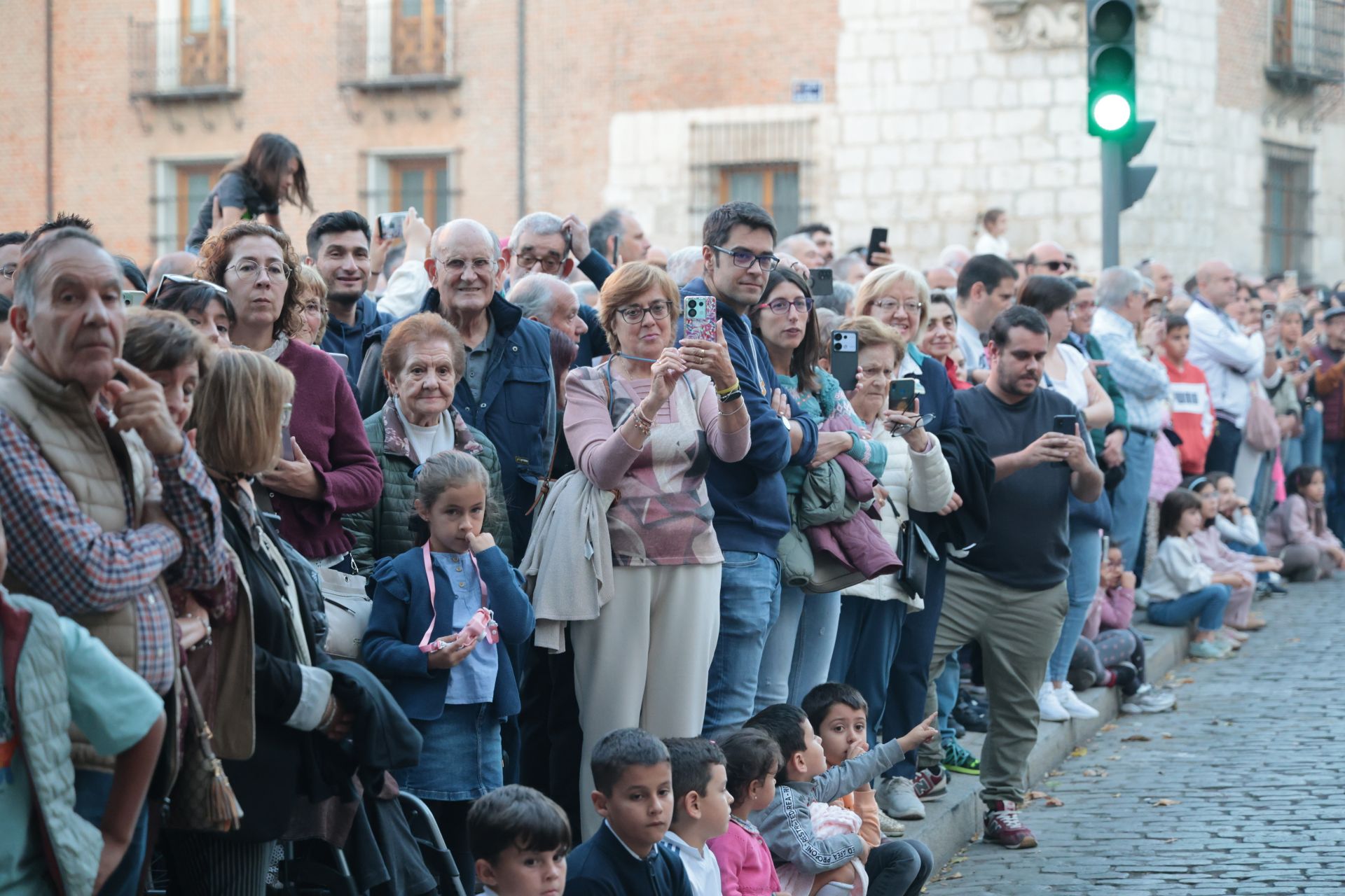 Las imágenes del desfile de banderas en Valladolid y el festival hispánico