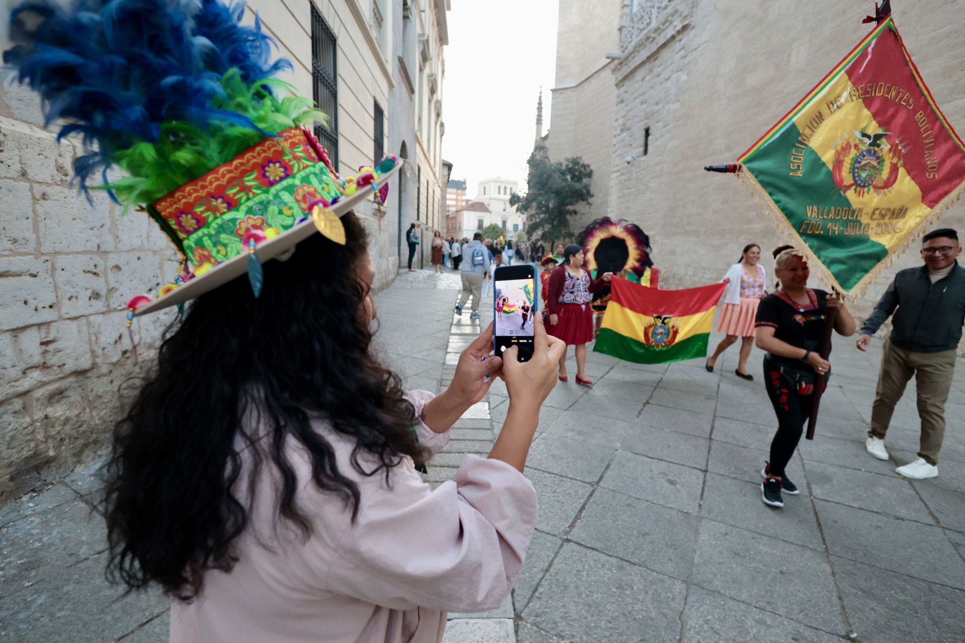 Las imágenes del desfile de banderas en Valladolid y el festival hispánico