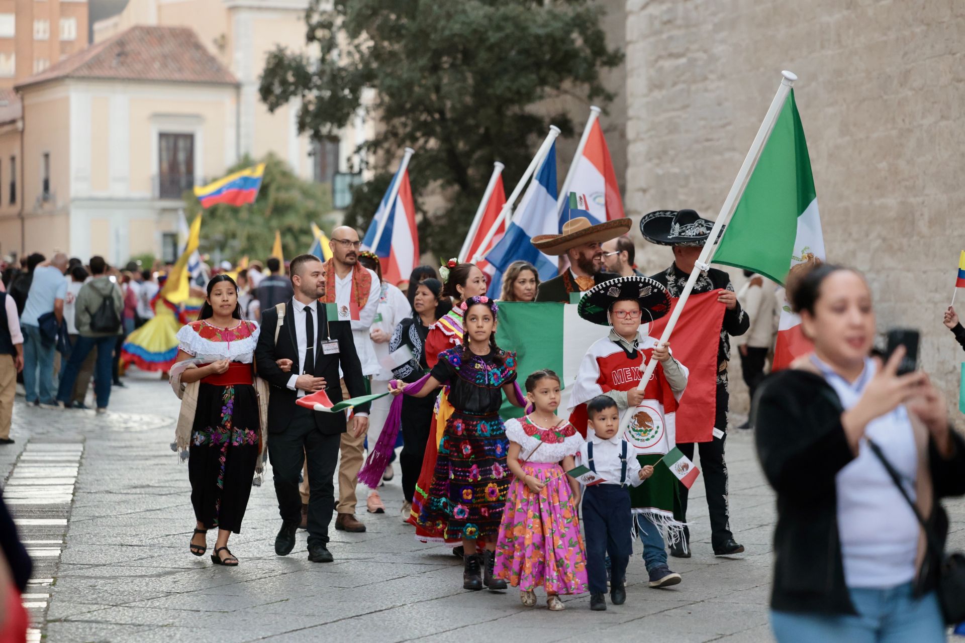 Las imágenes del desfile de banderas en Valladolid y el festival hispánico