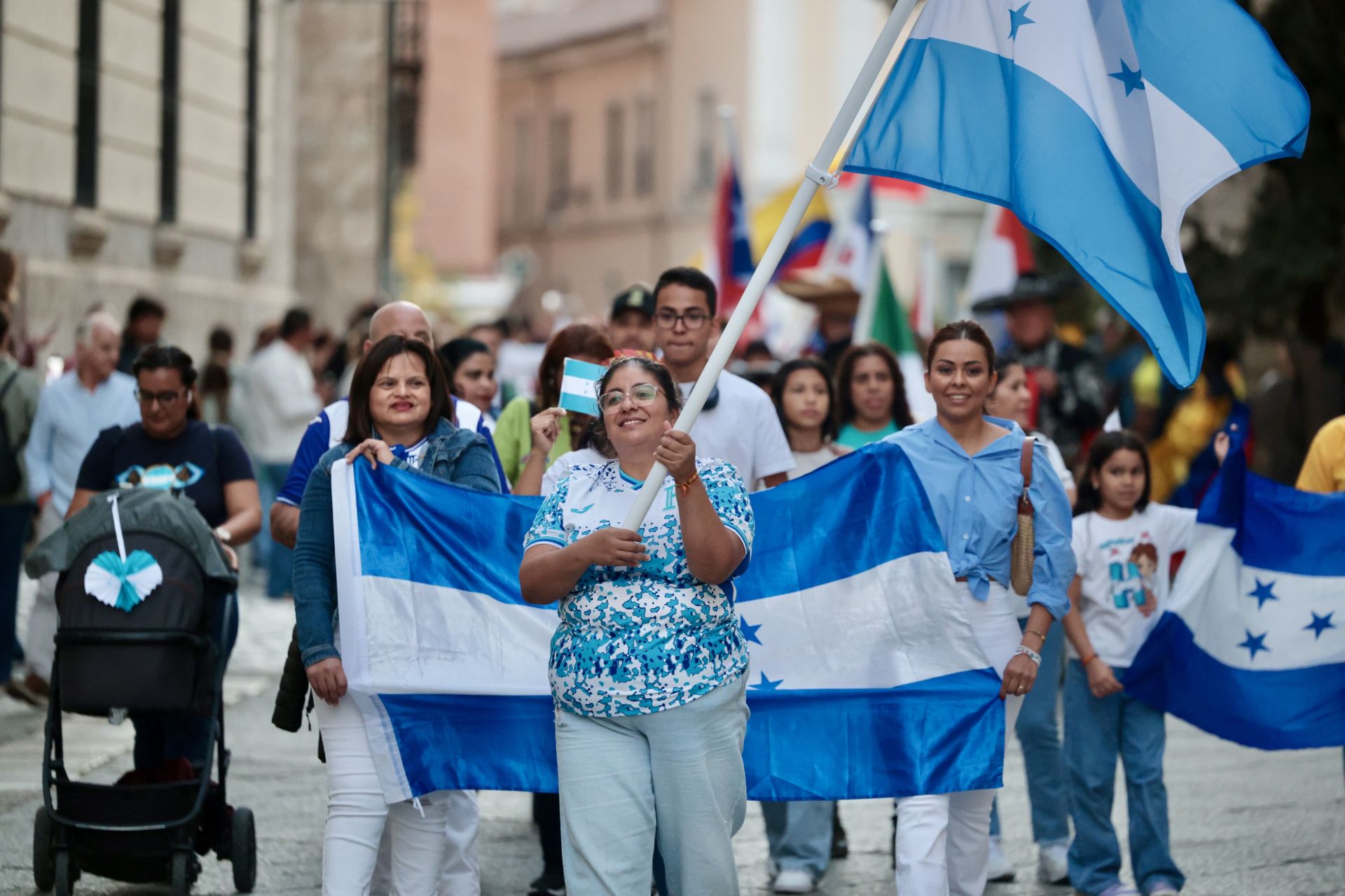 Las imágenes del desfile de banderas en Valladolid y el festival hispánico
