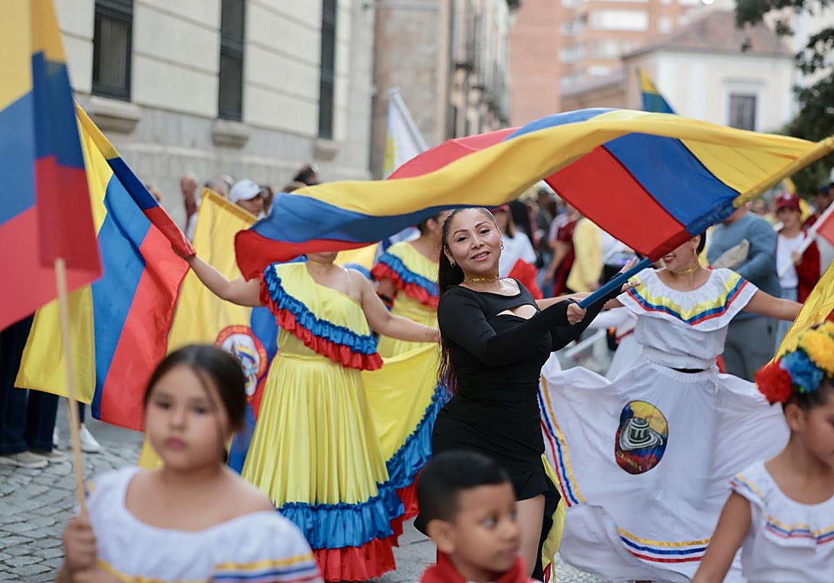 Las imágenes del desfile de banderas en Valladolid y el festival hispánico