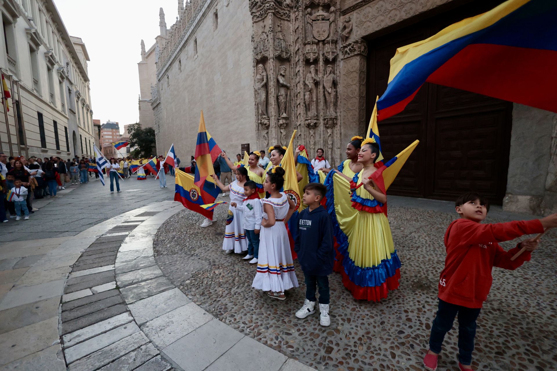 Las imágenes del desfile de banderas en Valladolid y el festival hispánico