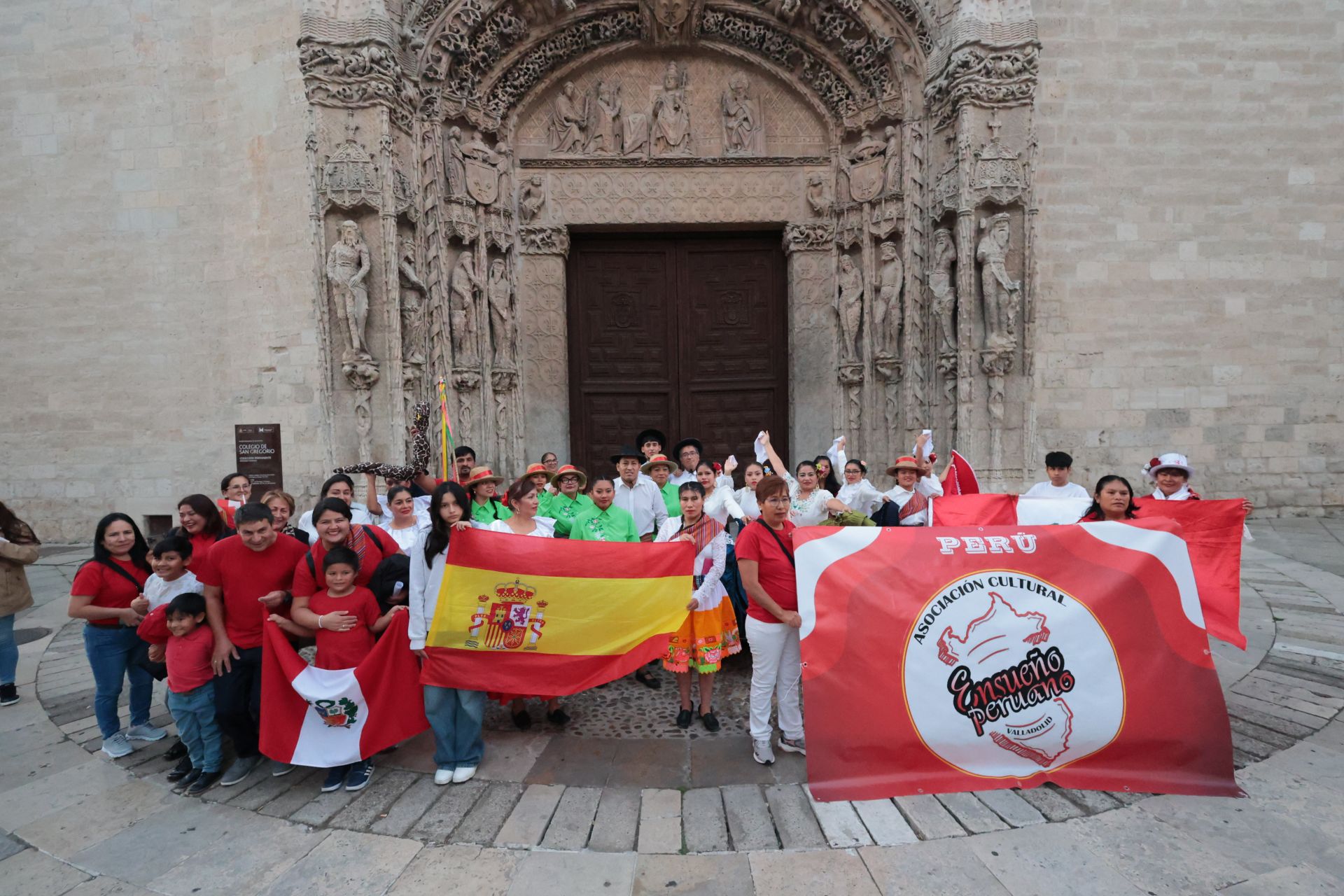 Las imágenes del desfile de banderas en Valladolid y el festival hispánico