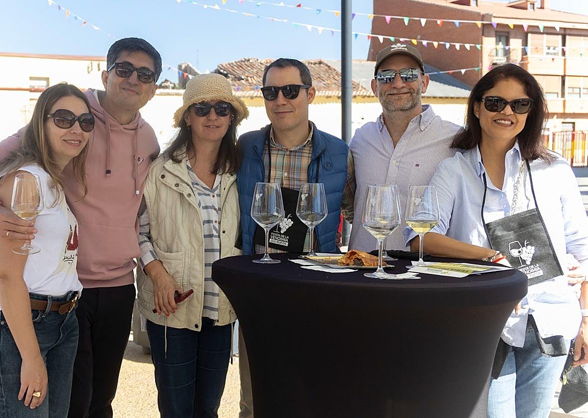 Amigos y familias reunidos para disfrutar a golpe de brindis