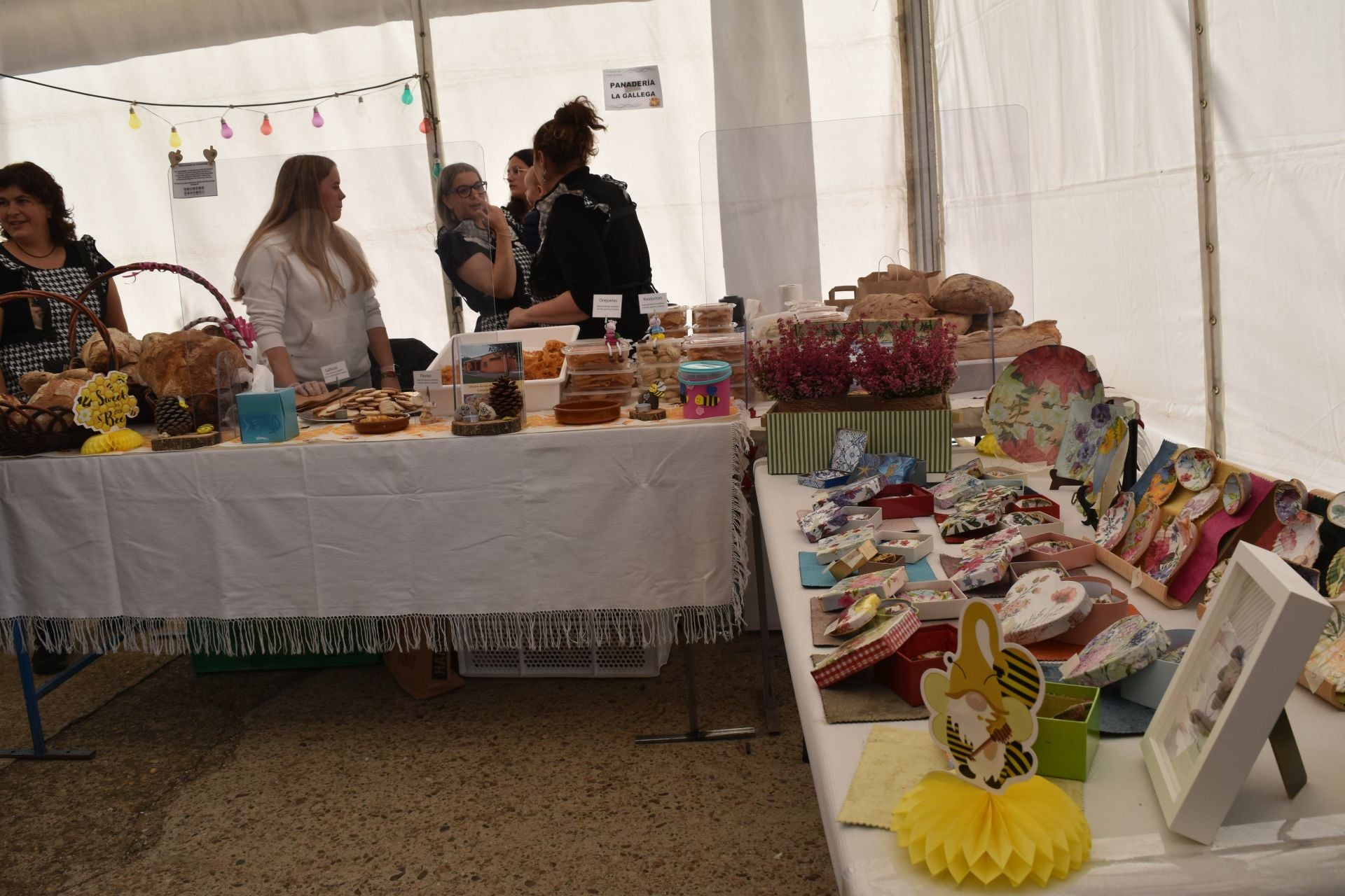 Animada Feria de la Miel de Castrejón de la Peña