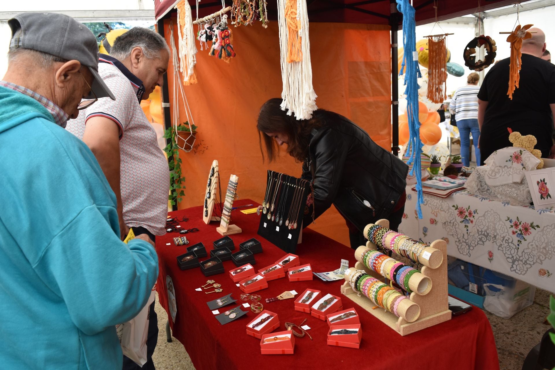 Animada Feria de la Miel de Castrejón de la Peña