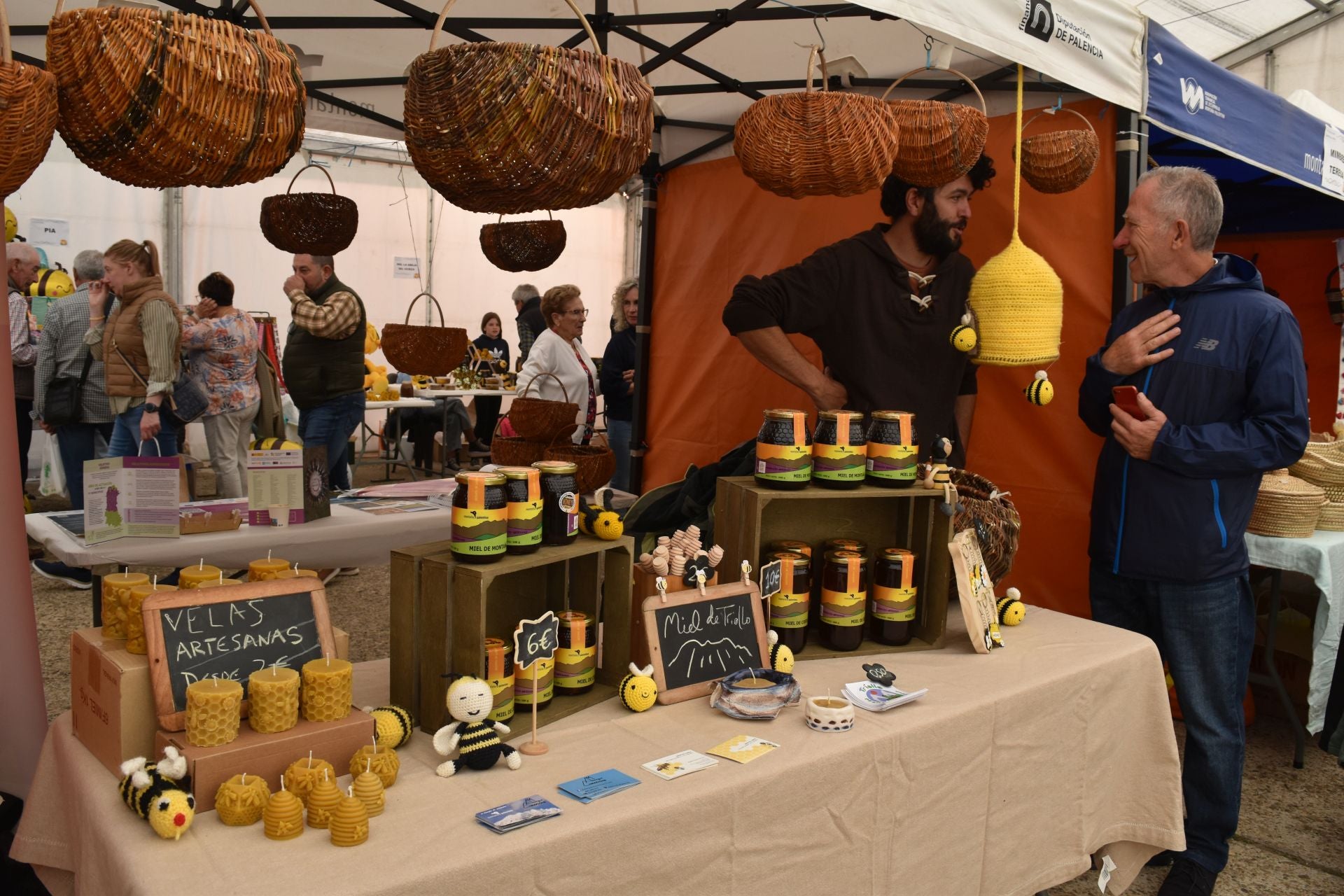 Animada Feria de la Miel de Castrejón de la Peña
